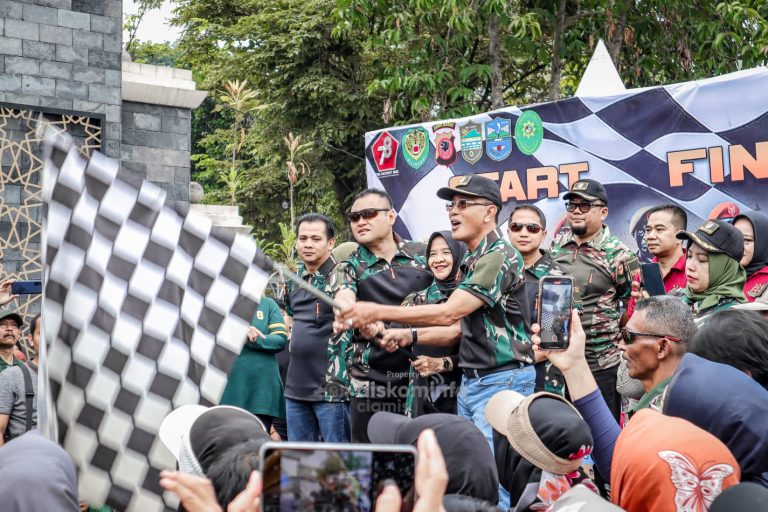 Hadiri Kegiatan Jalan Santai H...